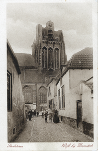 604163 Gezicht in de Kerkstraat te Wijk bij Duurstede uit het noorden, met op de achtergrond een gedeelte van de toren ...
